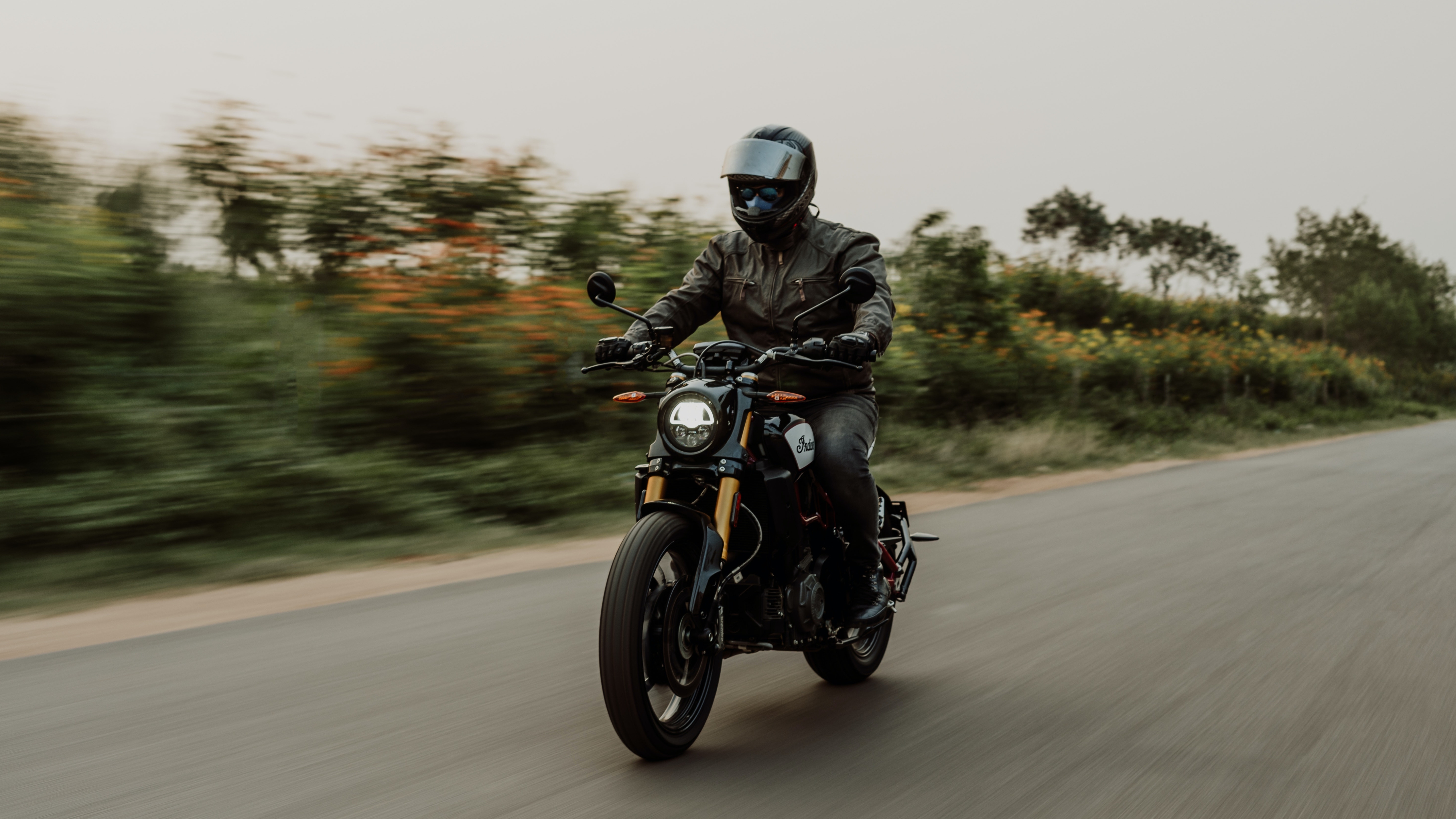 Motorista subido a una moto en una carretera