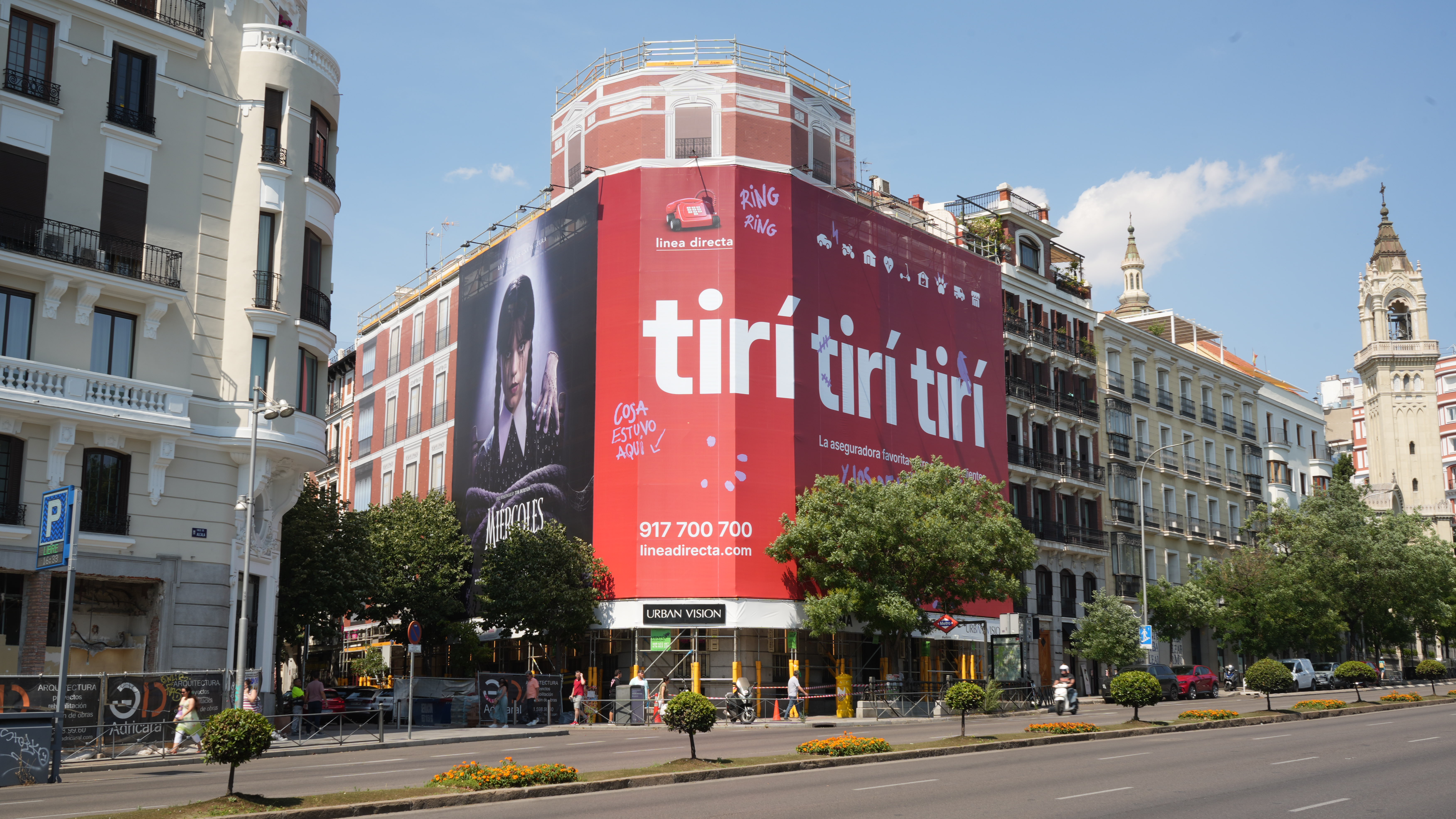 Lona campaña Miércoles Netflix Línea Directa colocada en Madrid