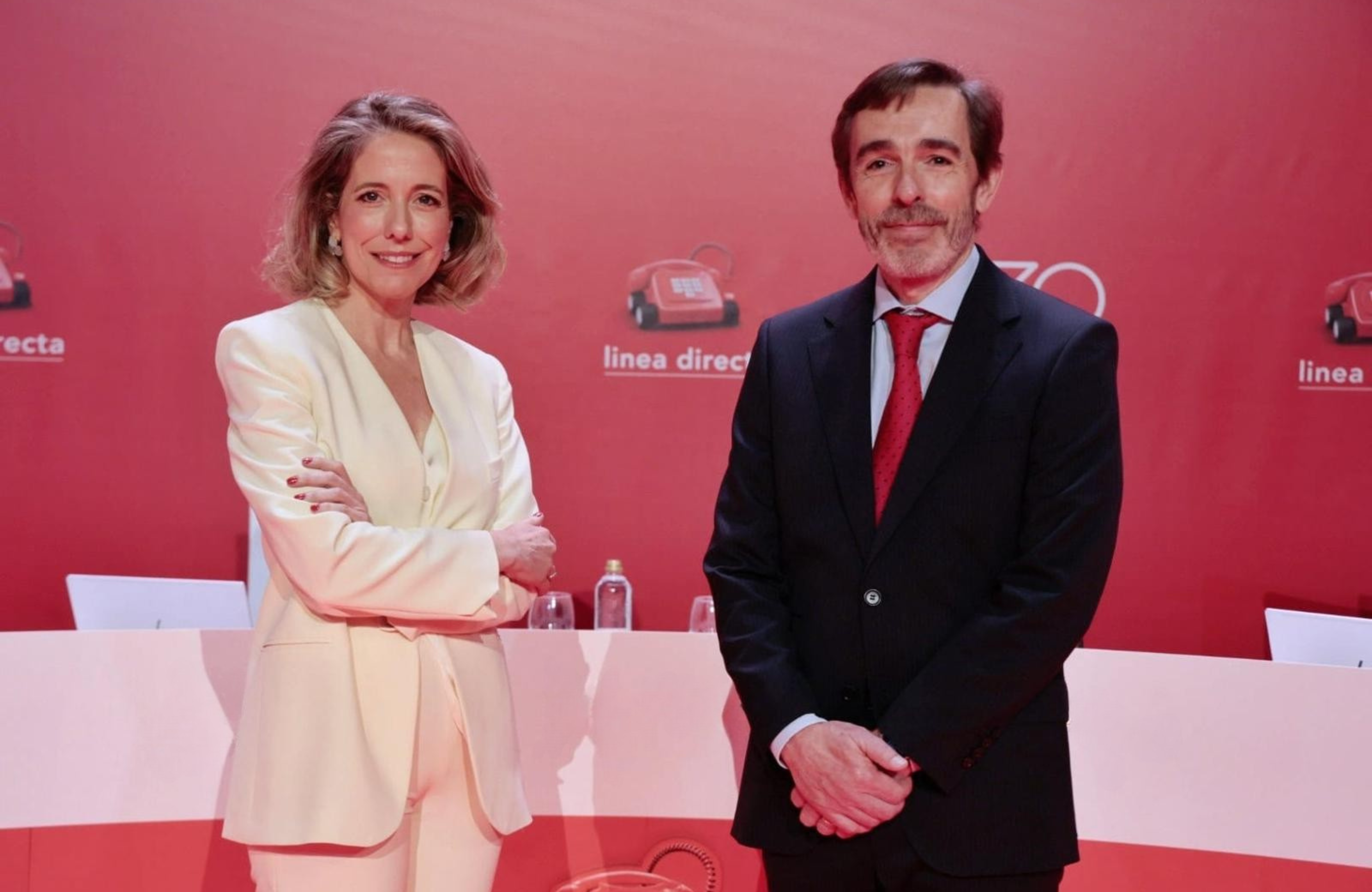Foto de Patricia Ayuela, CEO de Línea Directa Aseguradora posando junto a Pablo González-Schwitters, Secretario General de Línea Directa Asegurado posando en la Junta General de Accionistas