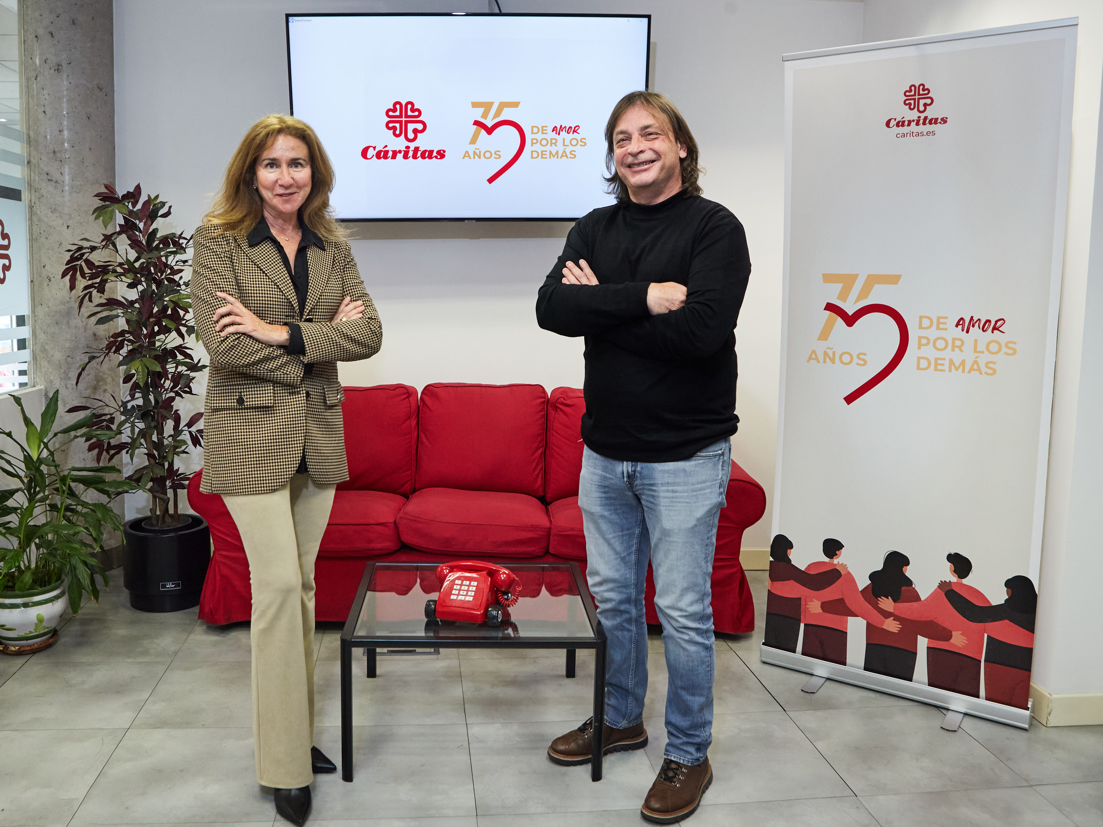 Mar Garre, Directora de Personas, Comunicación y Sostenibilidad de Línea Directa Aseguradora, junto a Francisco Cristóbal, Director de Comunicación de Cáritas Española