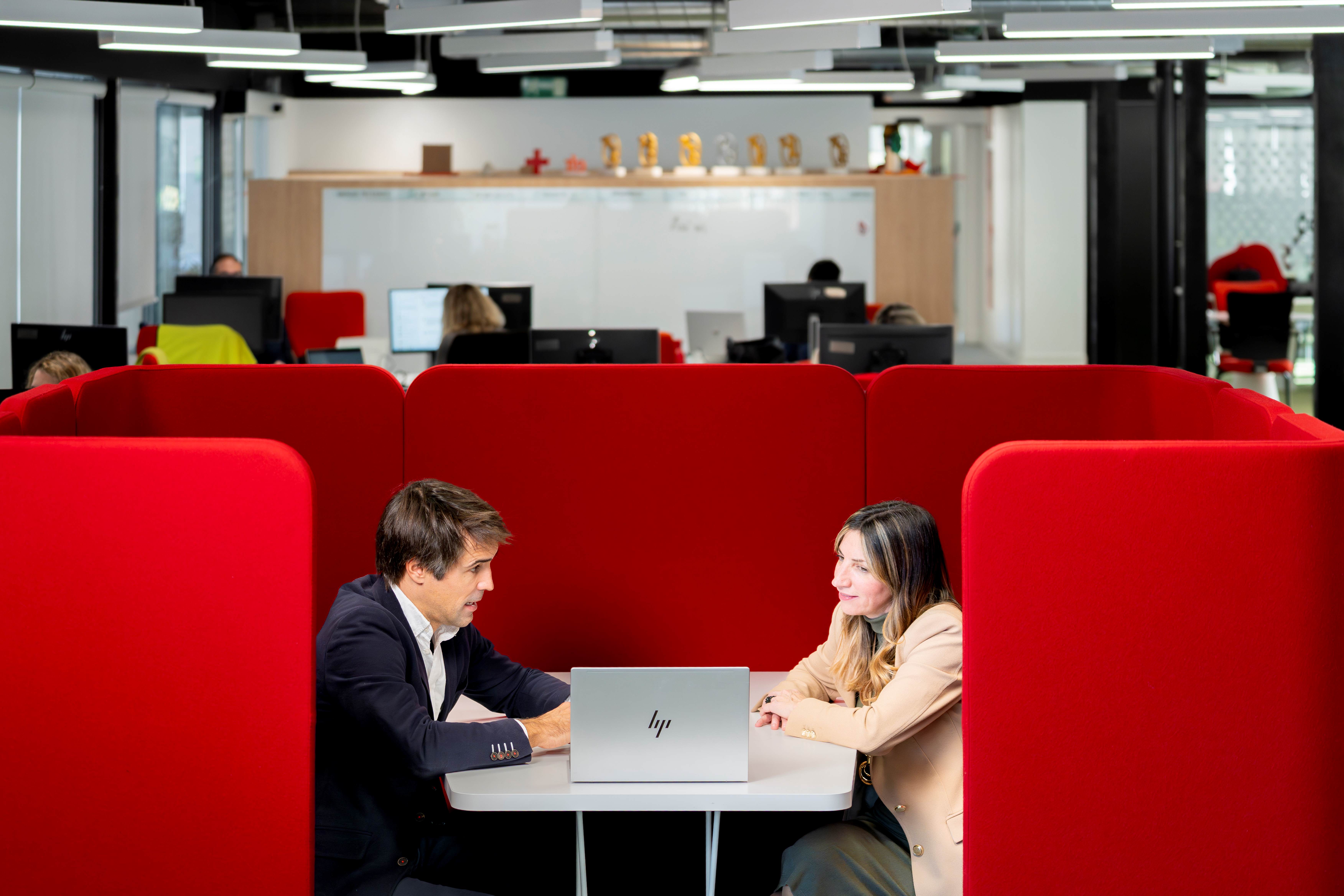 Dos personas frente a un ordenador