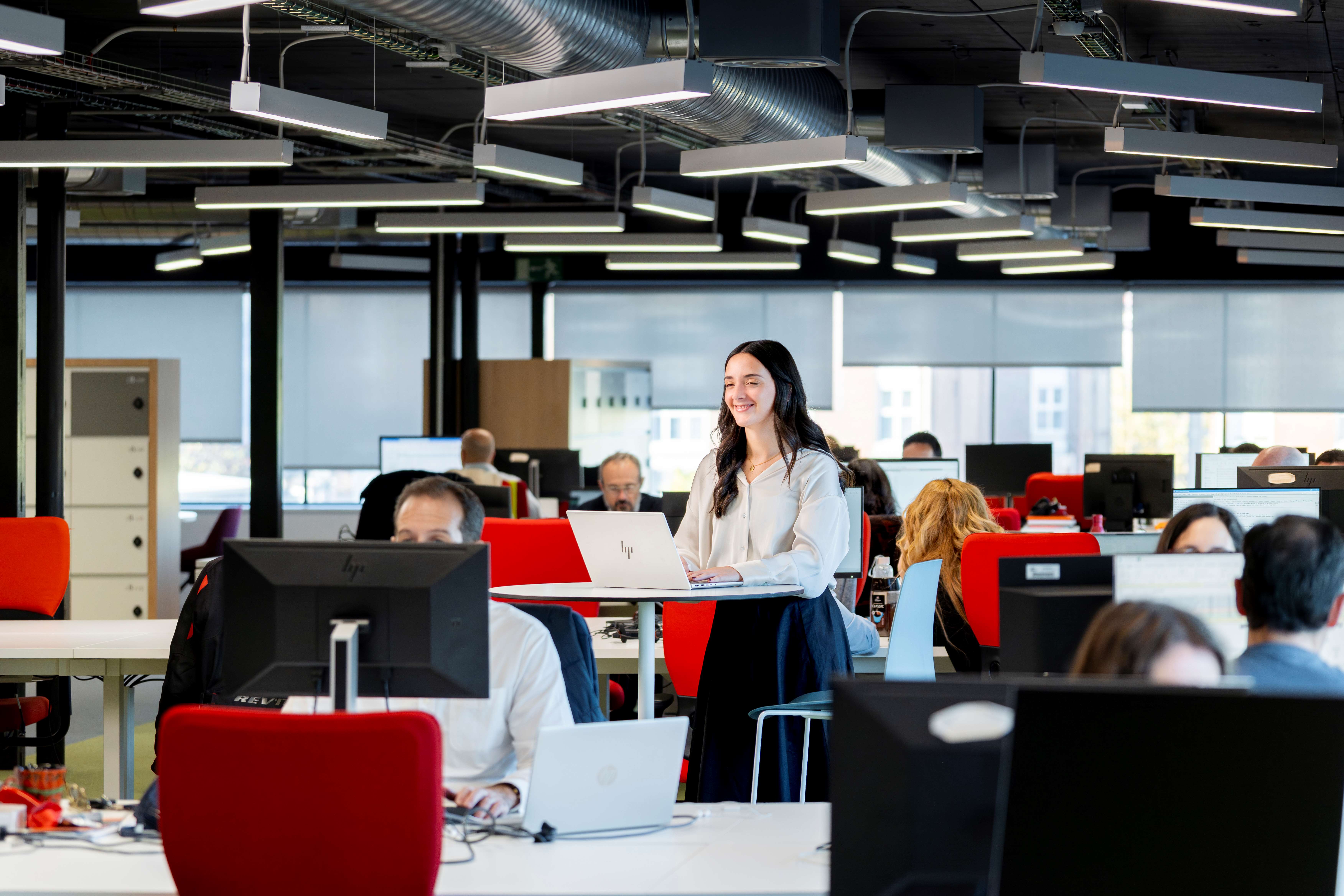 Personas trabajando sonriendo