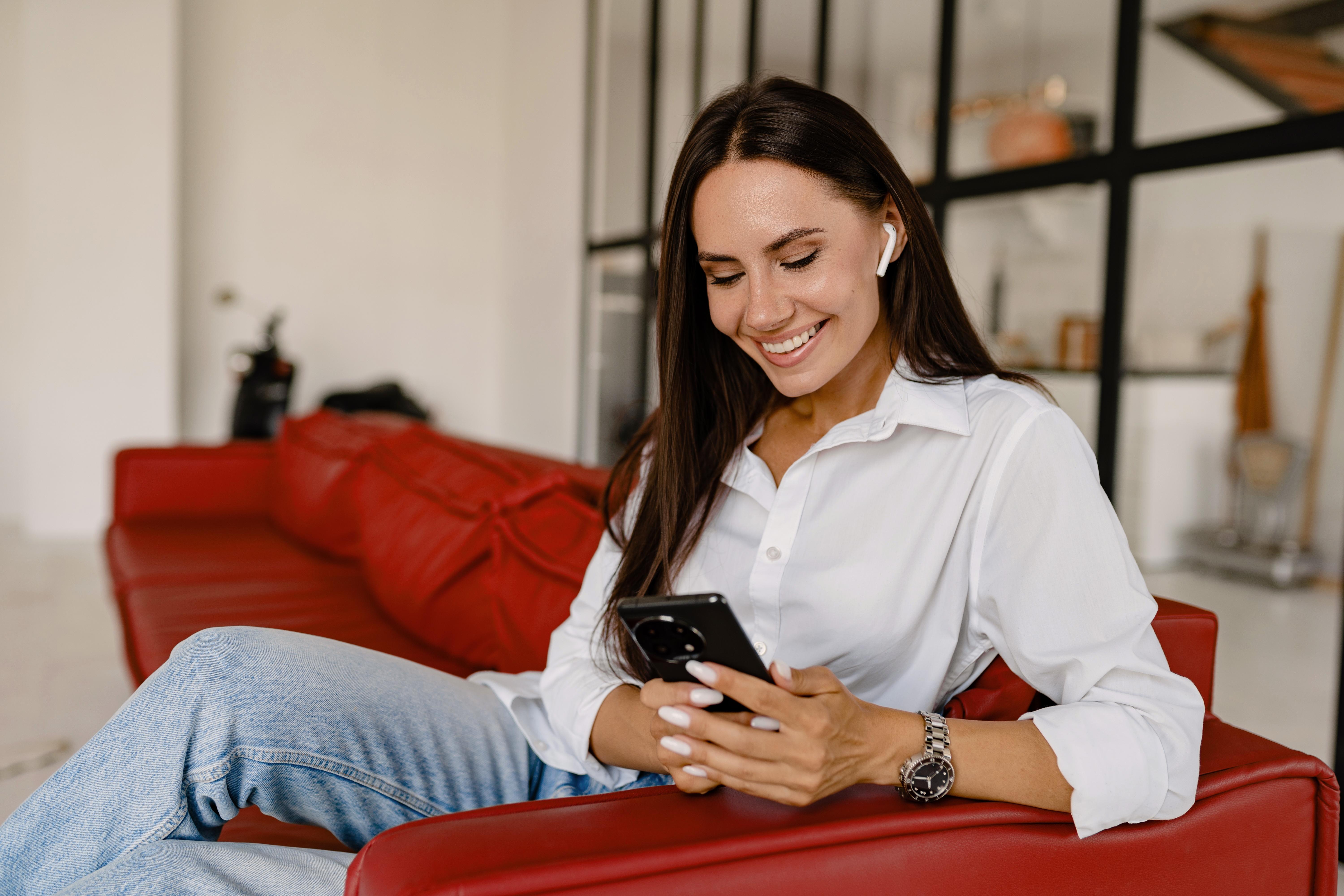 Imagen de una mujer realizando gestiones a través del teléfono móvil