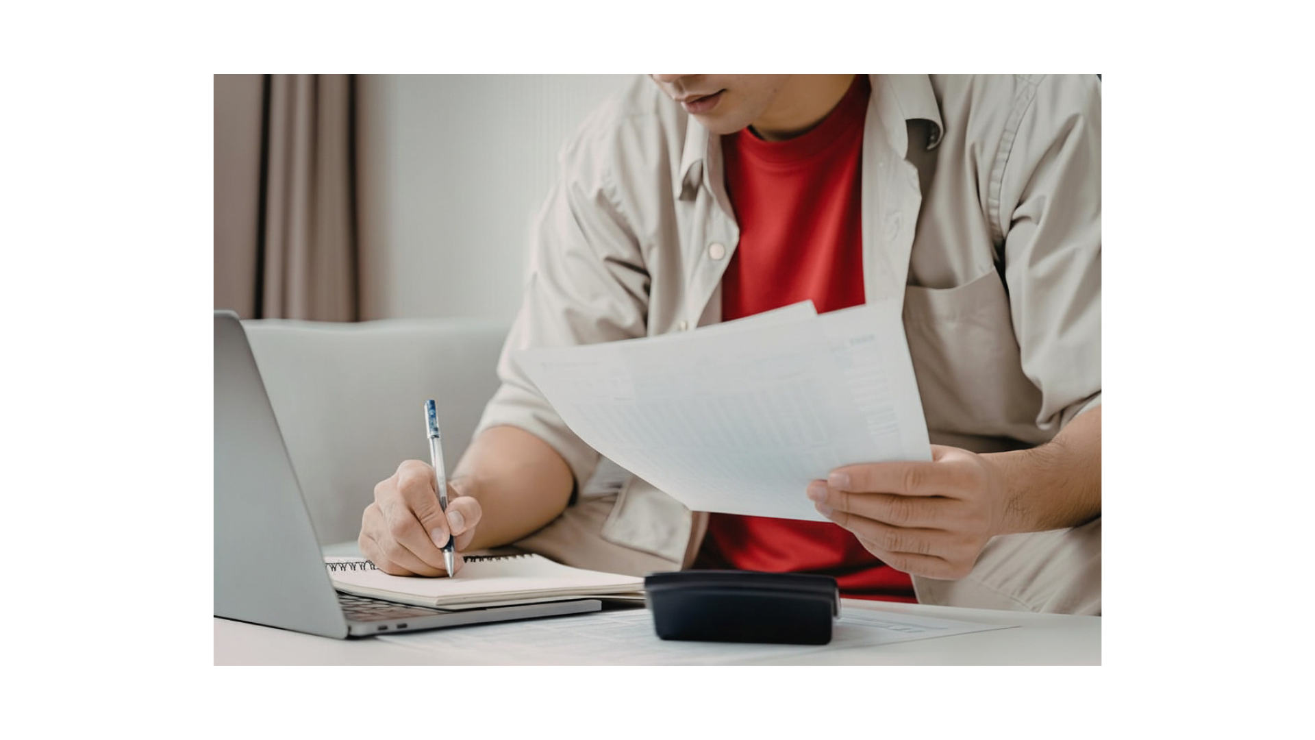 Imagen decorativa. Persona haciendo cuentas en un ordenador