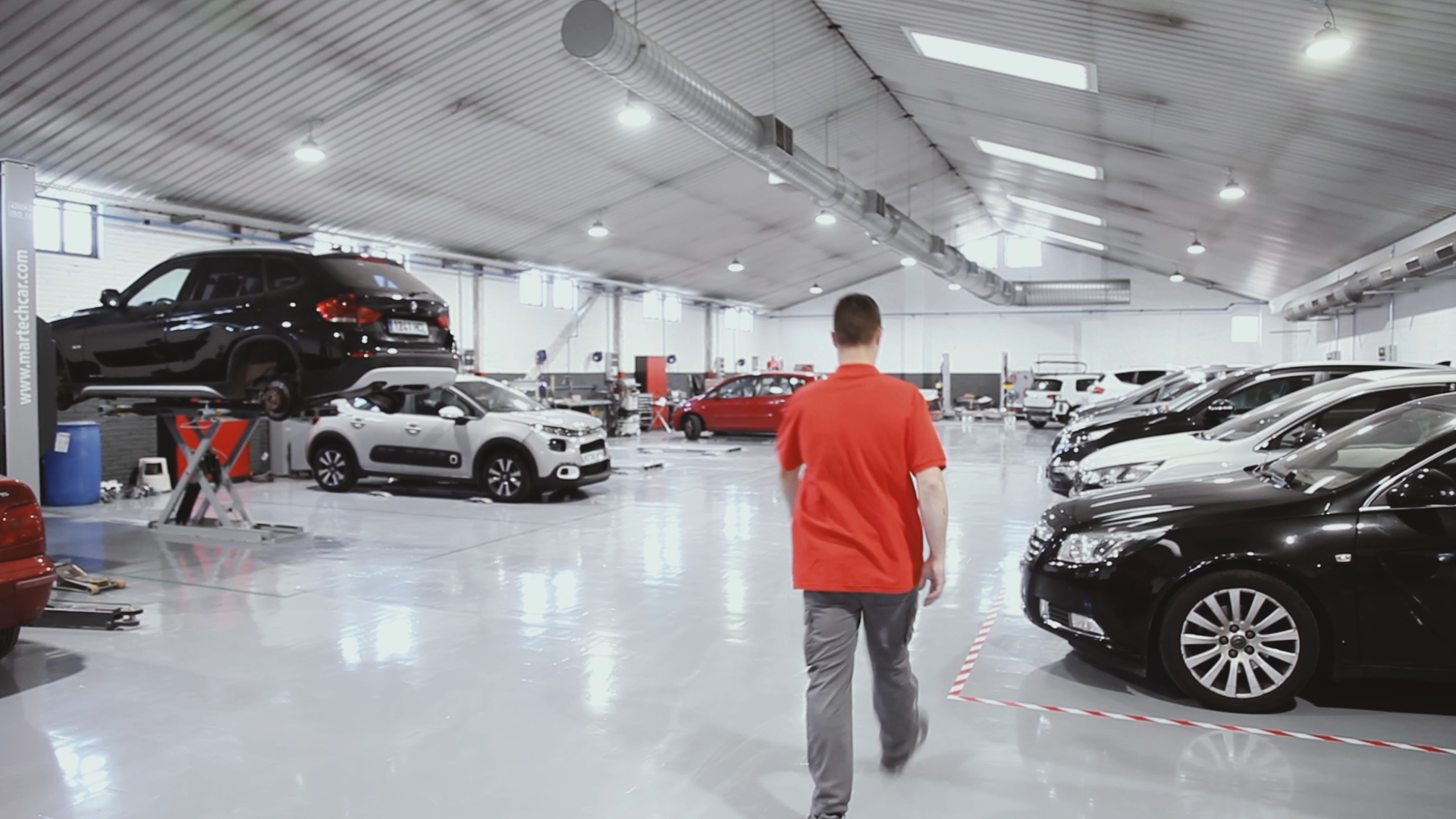 Una persona andando en un taller de coches 