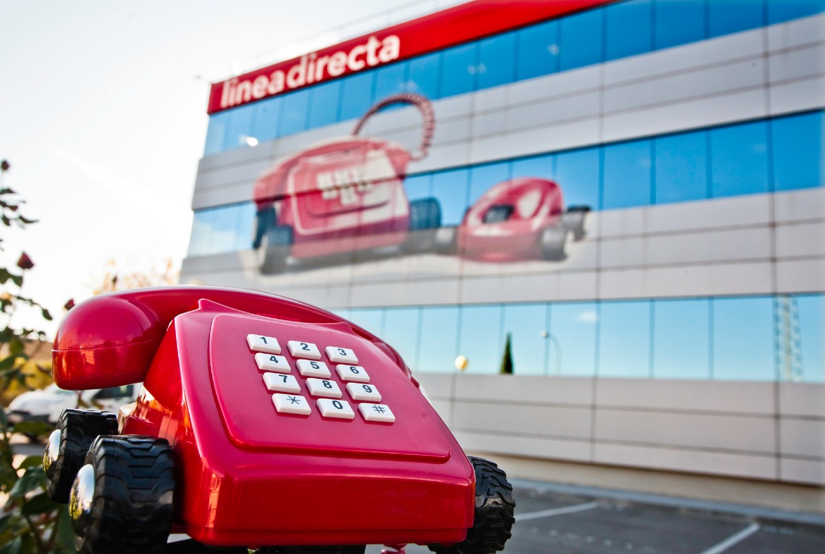 Teléfono rojo de Línea Directa en las oficinas de la compañía