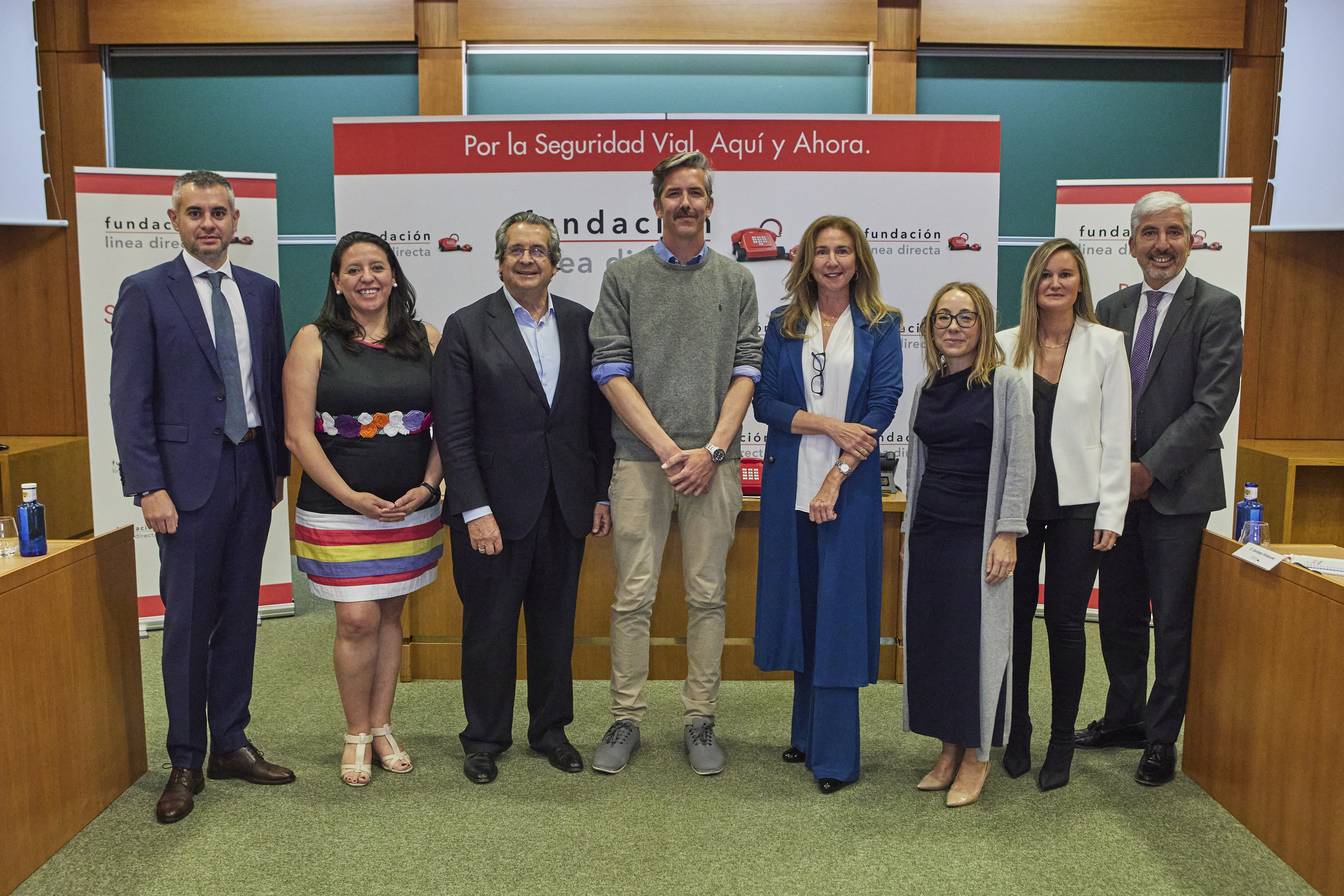 El CEO de Engidi posa con el jurado de la IX edición del Premio Emprendedores y Seguridad Vial de la Fundación Línea Directa