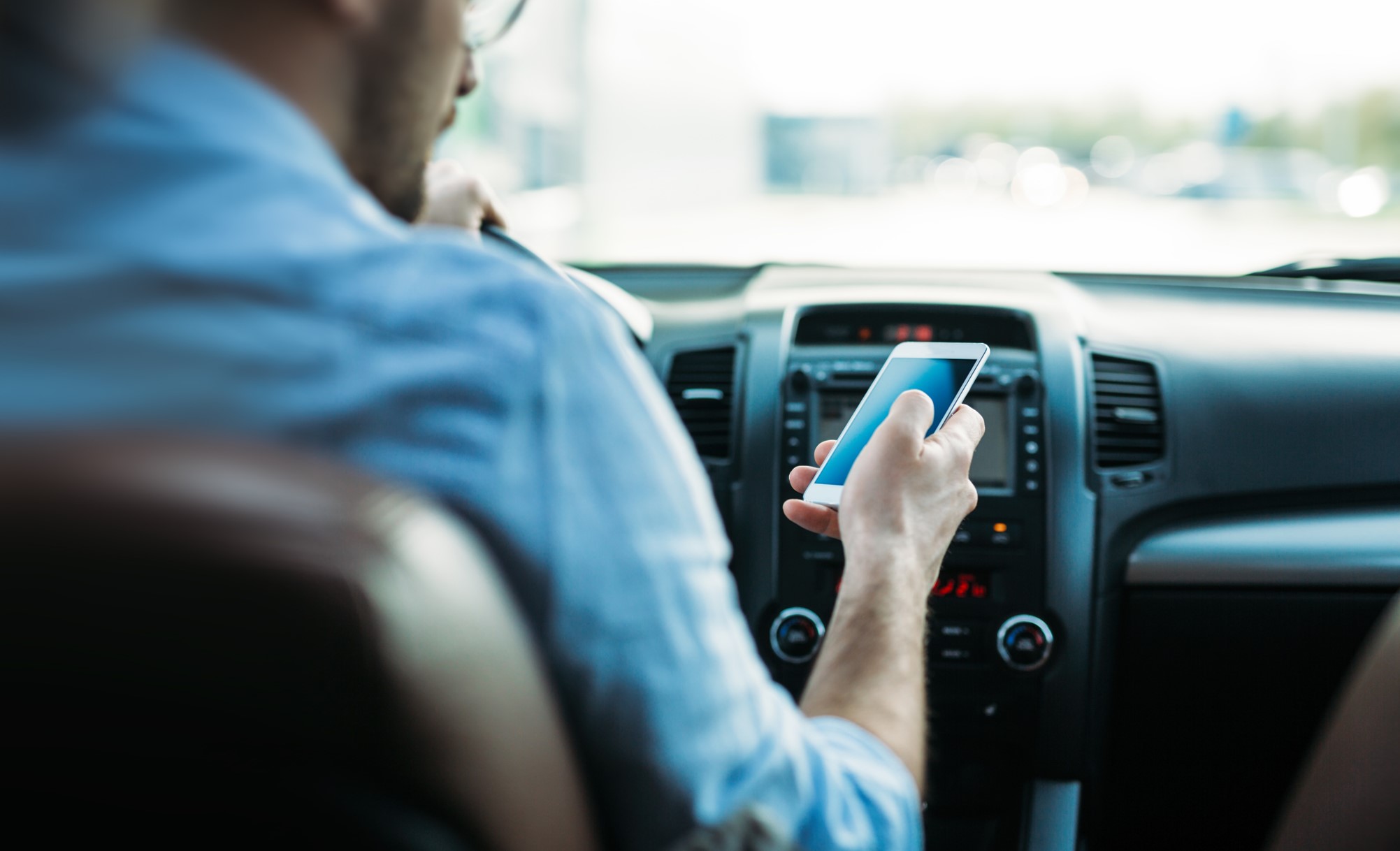 Las distracciones al volante, como mirar al teléfono móvil, causan 1 de cada 3 accidentes mortales en España. Conoce más datos del Estudio de la Fundación de Línea Directa