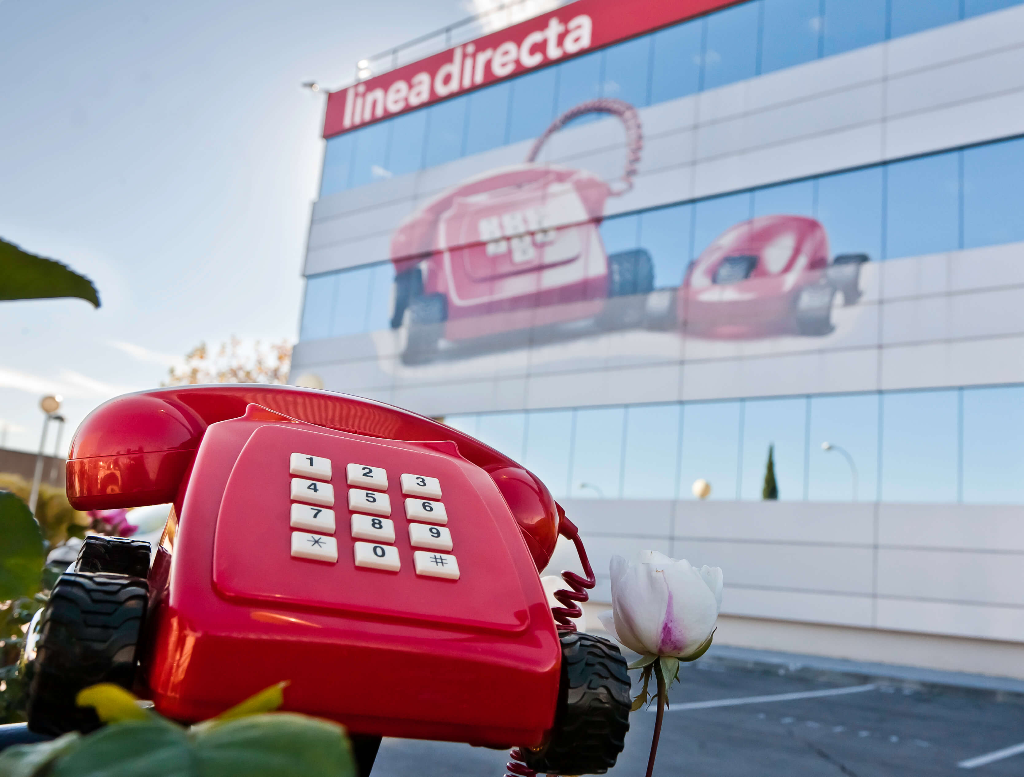 El icónico teléfono rojo de Línea Directa en la sede de la compañía en Tres Cantos