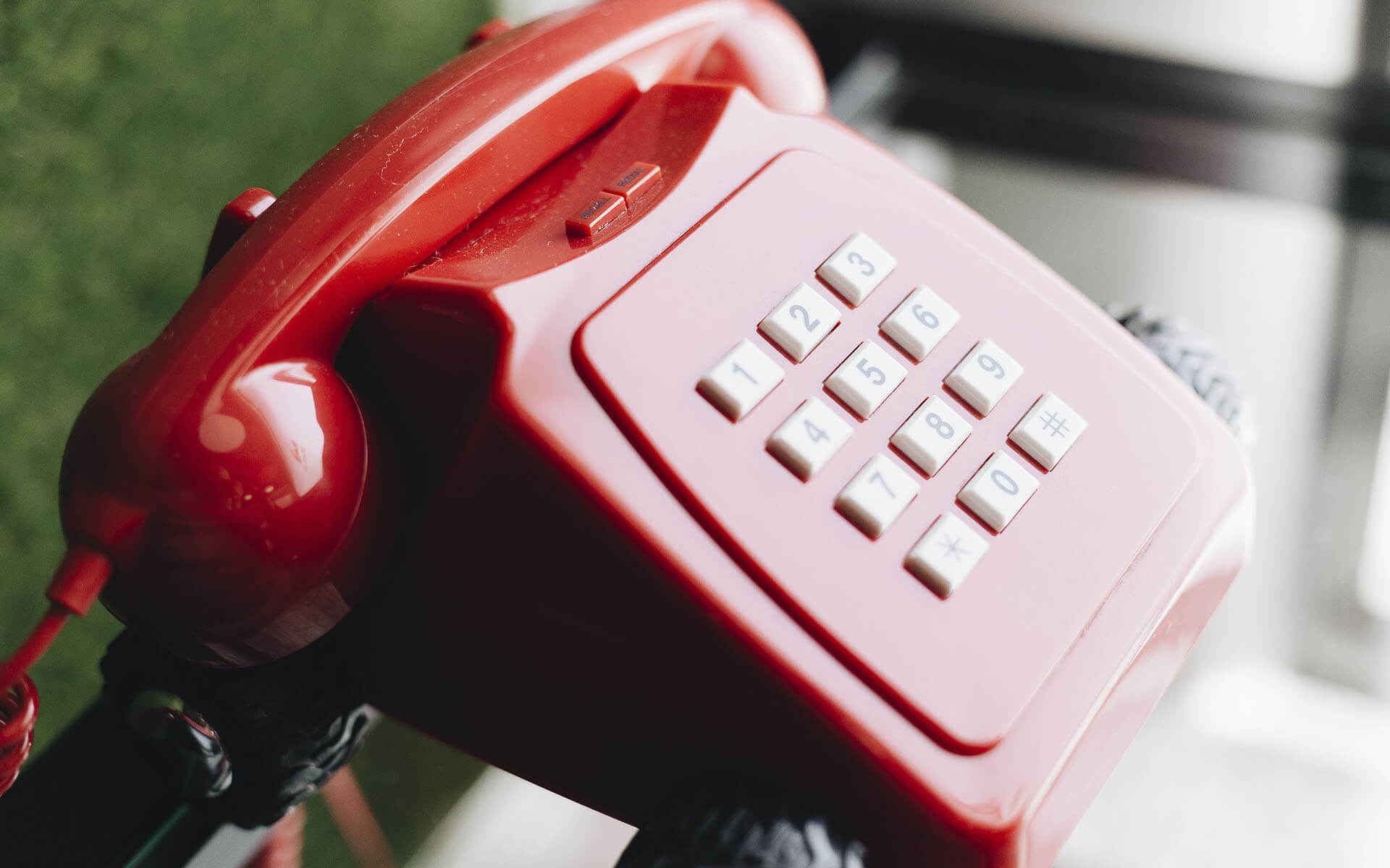 Este es nuestro icónico teléfono rojo que tanto nos caracteriza