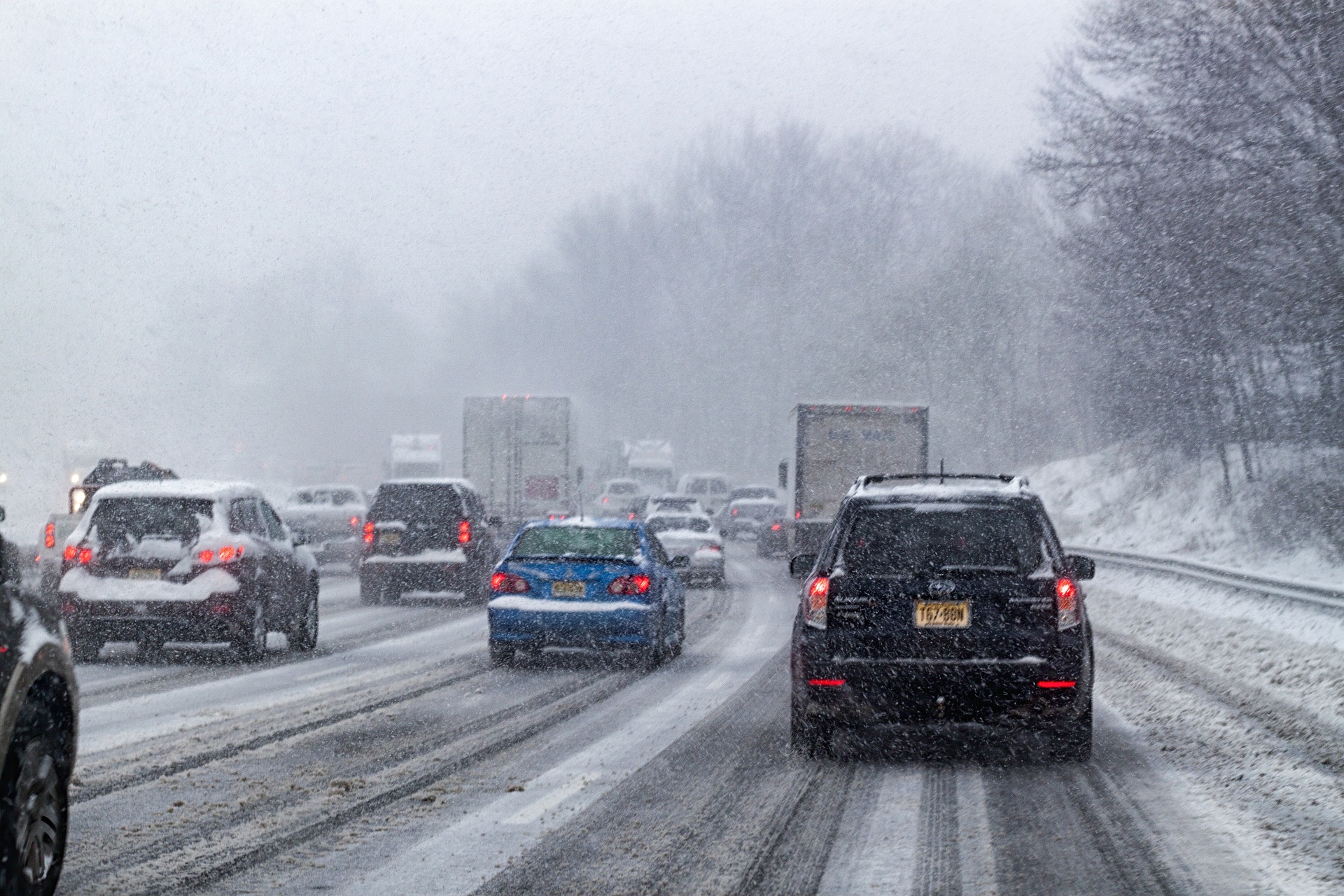 Cómo conducir con nieve o hielo: 10 consejos imprescindibles para circular de forma segura