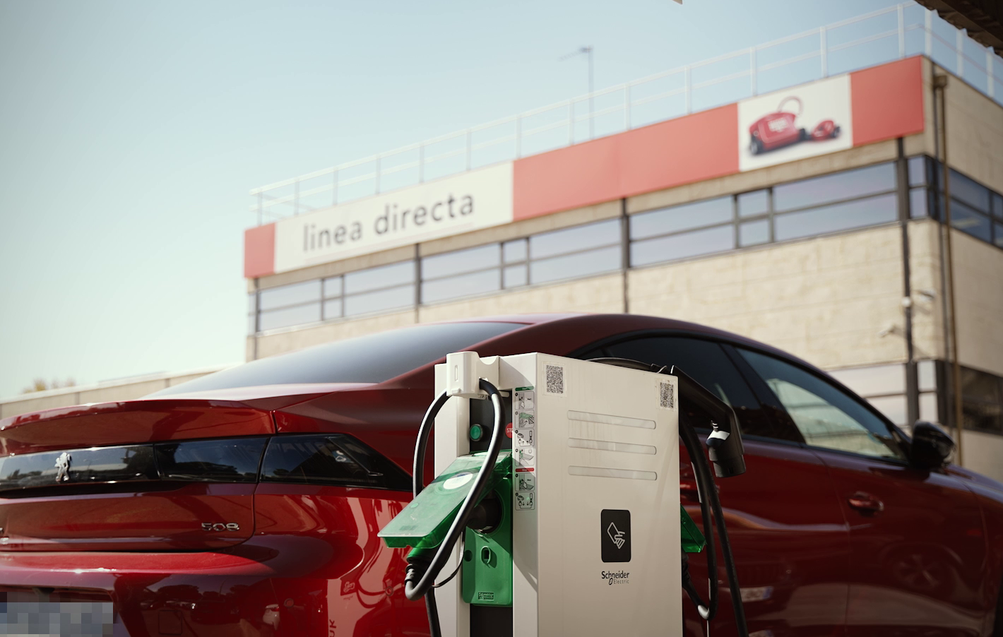 Coche eléctrico conectado a un punto de recarga